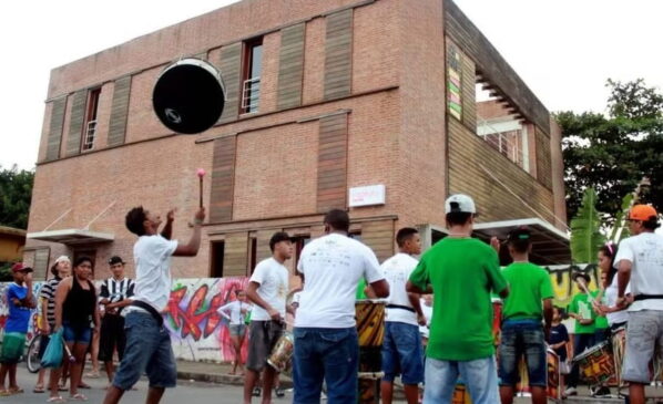 O local do evento é o Instituto Arte no Dique na Avenida Brigadeiro Faria Lima, 1349, situado no bairro Rádio Clube em Santos