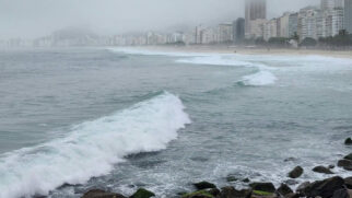 Frente fria e ciclone trazem ressaca para o mar do litoral de SP neste feriado prolongado