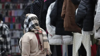 Frio intenso e geada fazem as pessoas tirarem o casaco do armário no Sul do Brasil