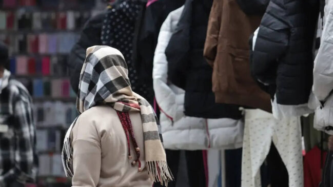 Frio intenso e geada fazem as pessoas tirarem o casaco do armário no Sul do Brasil