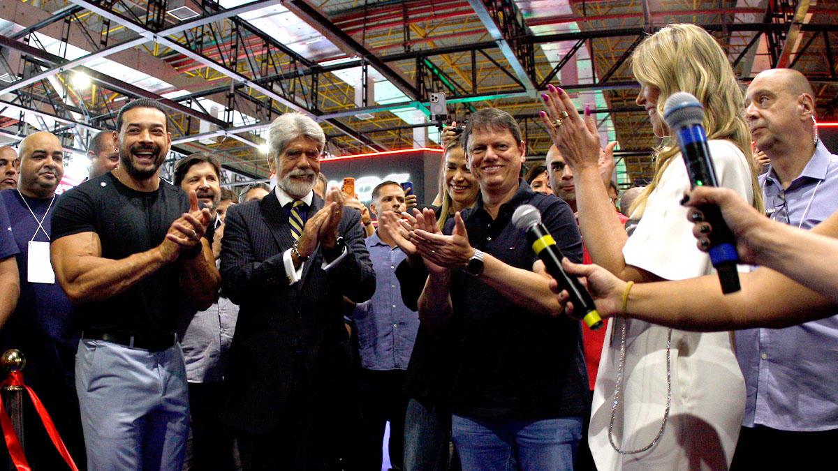Autoridades participam de inauguração do festival Arnold Sports 2026, em São Paulo, ao lado do governador Tarcísio de Freitas