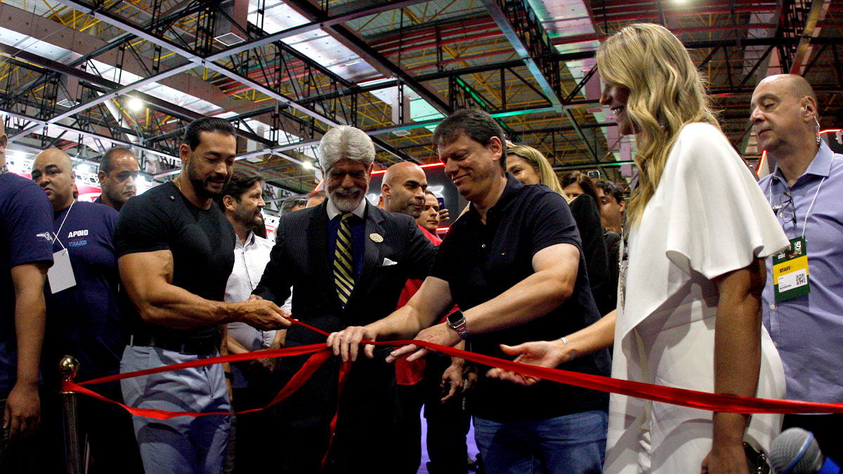 Governador Tarcísio de Freitas cortando a fita de inauguração do Arnold Sports 2026, em São Paulo
