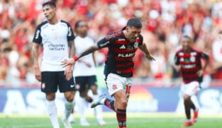 A imagem mostra Arrascaeta celebrando um gol contra o Corinthians