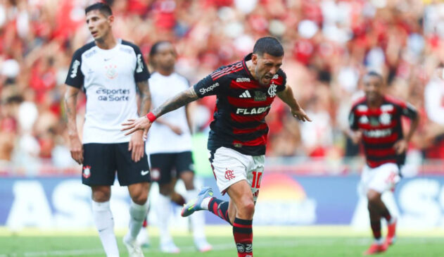 A imagem mostra Arrascaeta celebrando um gol contra o Corinthians