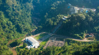 A imagem mostra uma vista aérea de uma das usinas mais antigas do Brasil