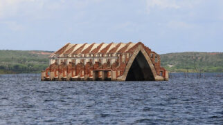 Um monumento submerso: a Igreja do Sagrado Coração de Jesus é o último vestígio visível da cidade que parou no tempo em 1988