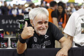 Senhor de 74 anos durante competição no Arnold Sports
