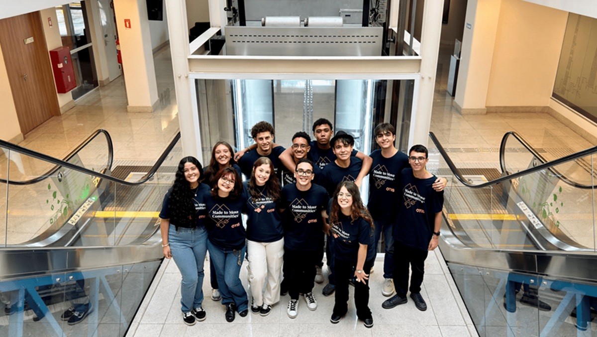 Jovens alunos da ETEC Aristóteles Ferreira, de Santos