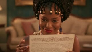 A personagem Kênia lê uma carta no folhetim da TV Globo