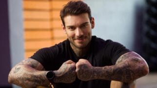 Lucas Lucco posando em foto de divulgação