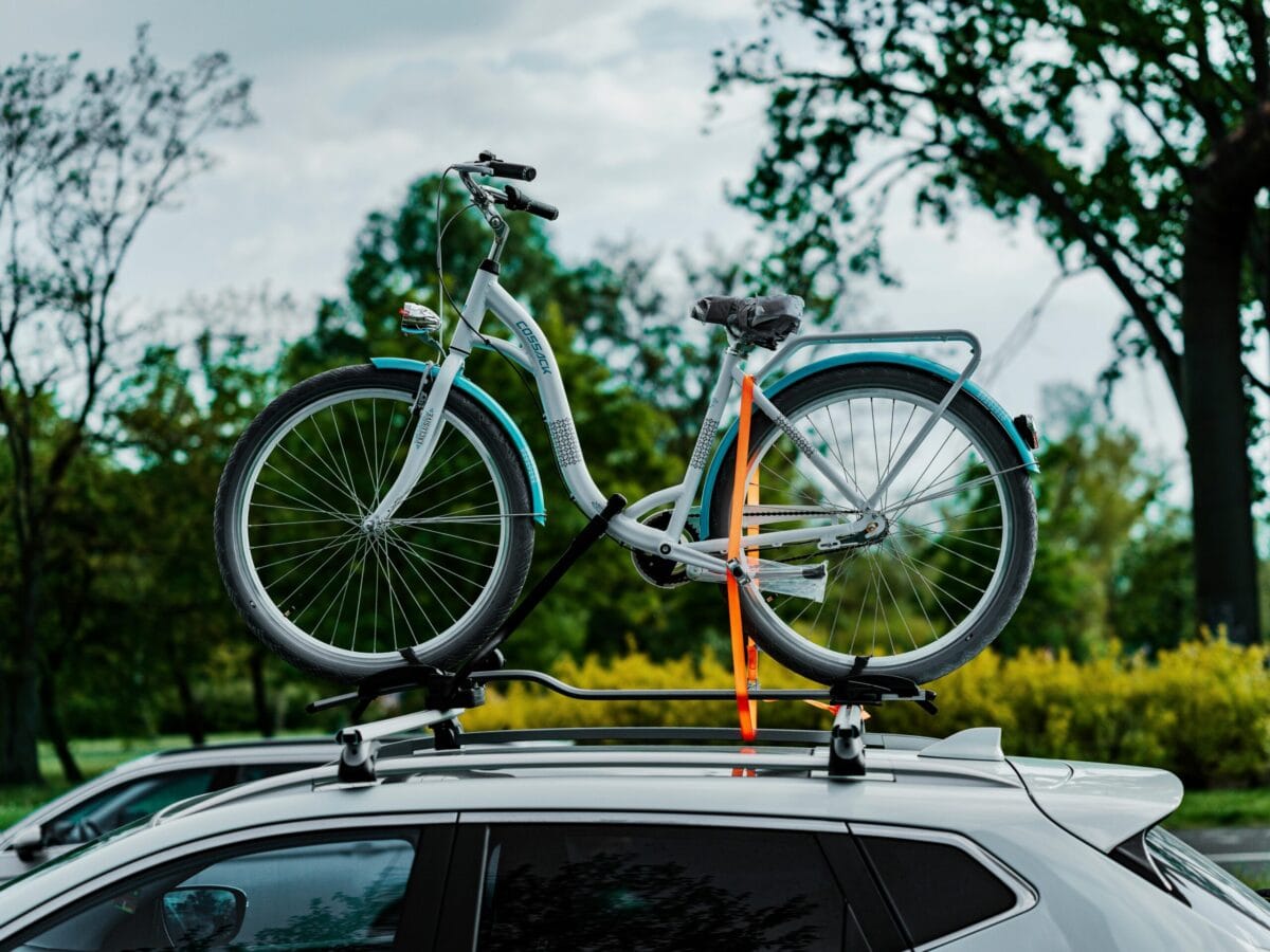 Bicicleta é transportada na parte de cima do carro