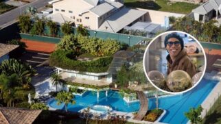 Visão aérea de mansão com piscina grande, ponte de madeira, telhado verde com jardim e quadras de tênis, incluindo uma foto de Ronaldinho Gaúcho.