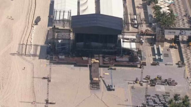 Vista aérea da montagem do palco de Shakira nas areias de Copacabana