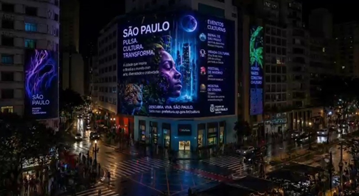 Prédios da Avenida São João, no Centro de São Paulo, com as projeções de LED.