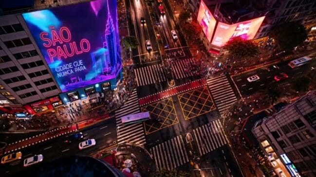 Boulevard São João com projeções de LED.