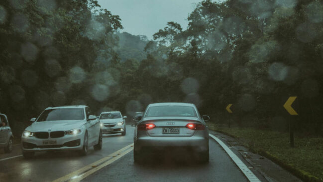 Previsão do tempo aponta para um domingo caótico no litoral de SP, com chuva severa e ressaca