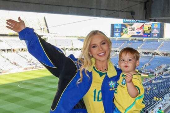 Virginia ao lado do filho mais novo durante jogo do Brasil