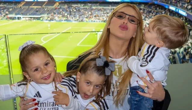 Virginia Fonseca ao lado dos filhos durante jogo do Real Madrid