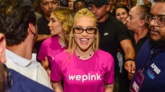A influenciadora Virginia e a sócia Samara em feira fitness