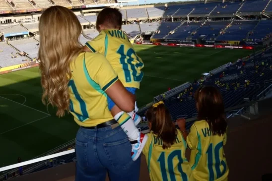 Virginia ao lado dos filhos em jogo do Brasil