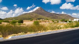 O pico do Cabugi é o único vulcão inativo do Brasil que mantém a sua forma original