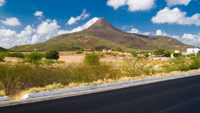 O pico do Cabugi é o único vulcão inativo do Brasil que mantém a sua forma original