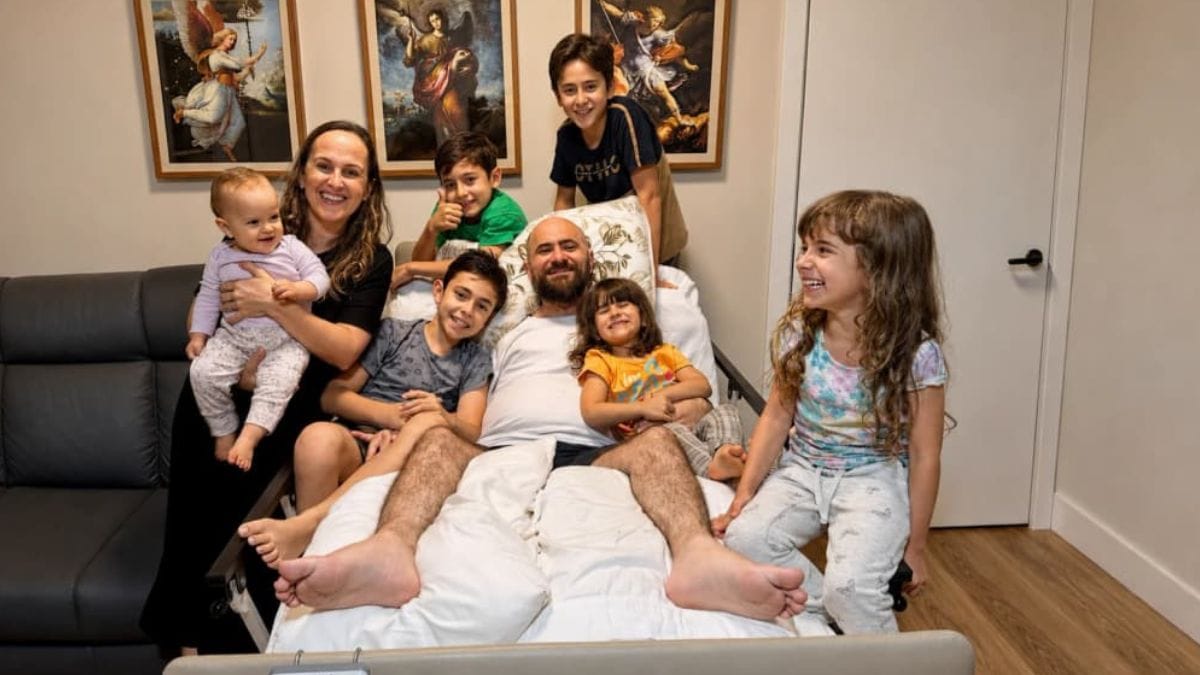Influenciadores católicos Déa e Tiba Camargos ao lado dos seis filhos