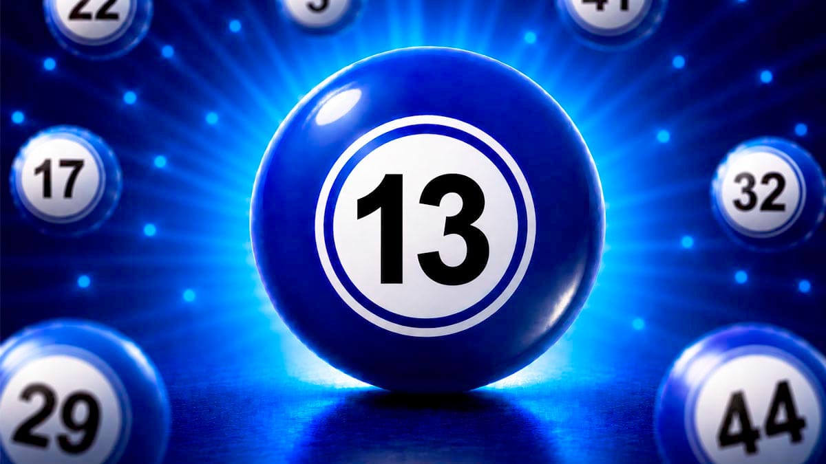 Bola de loteria azul brilhante em destaque com o número 13 centralizado em um círculo branco