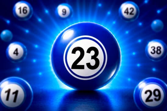 Bola de sorteio azul brilhante em destaque com o número 23 em preto no centro de um círculo branco