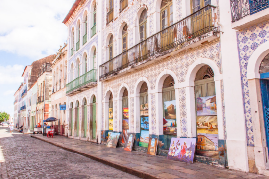Riqueza nas fachadas: Os famosos azulejos portugueses que revestem os casarões coloniais, herança de um passado próspero e preservado. /Divulgação