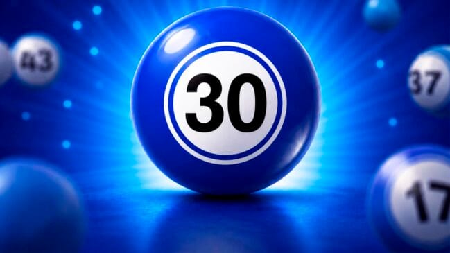 Bola de sorteio azul brilhante em destaque com o número 30 em preto no centro de um círculo branco