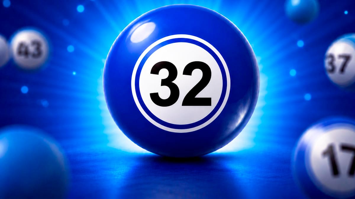 Bola de sorteio azul brilhante em destaque com o número 32 em preto no centro de um círculo branco