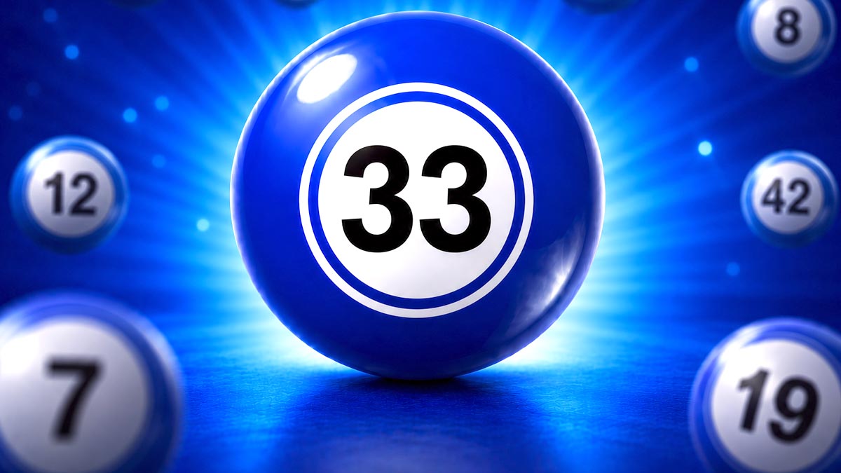 Bola de sorteio azul brilhante em destaque com o número 33 em preto no centro de um círculo branco