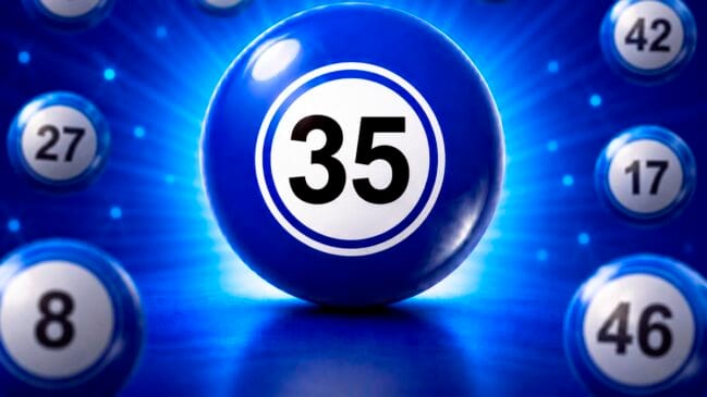 Bola de sorteio azul brilhante em destaque com o número 35 em preto no centro de um círculo branco