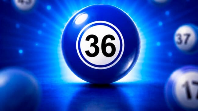 Bola de sorteio azul brilhante em destaque com o número 36 em preto no centro de um círculo branco