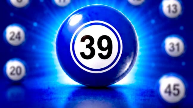 Bola de sorteio azul brilhante em destaque com o número 39 em preto no centro de um círculo branco