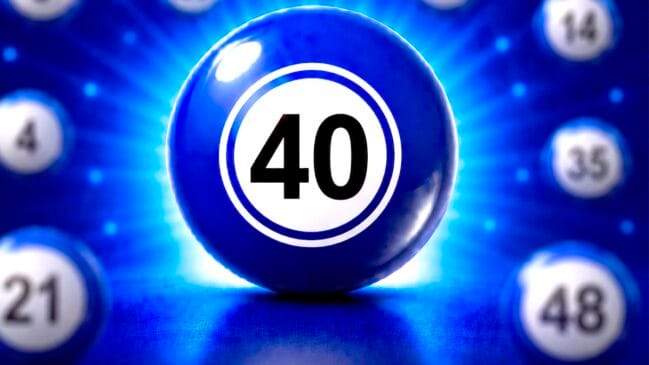Bola de sorteio azul brilhante em destaque com o número 40 em preto no centro de um círculo branco