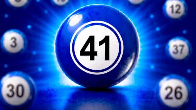 Bola de sorteio azul brilhante em destaque com o número 41 em preto no centro de um círculo branco