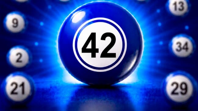 Bola de sorteio azul brilhante em destaque com o número 42 em preto no centro de um círculo branco