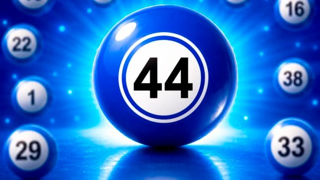 Bola de sorteio azul brilhante em destaque com o número 44 em preto no centro de um círculo branco