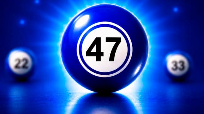 Bola de sorteio azul brilhante em destaque com o número 47 em preto no centro de um círculo branco