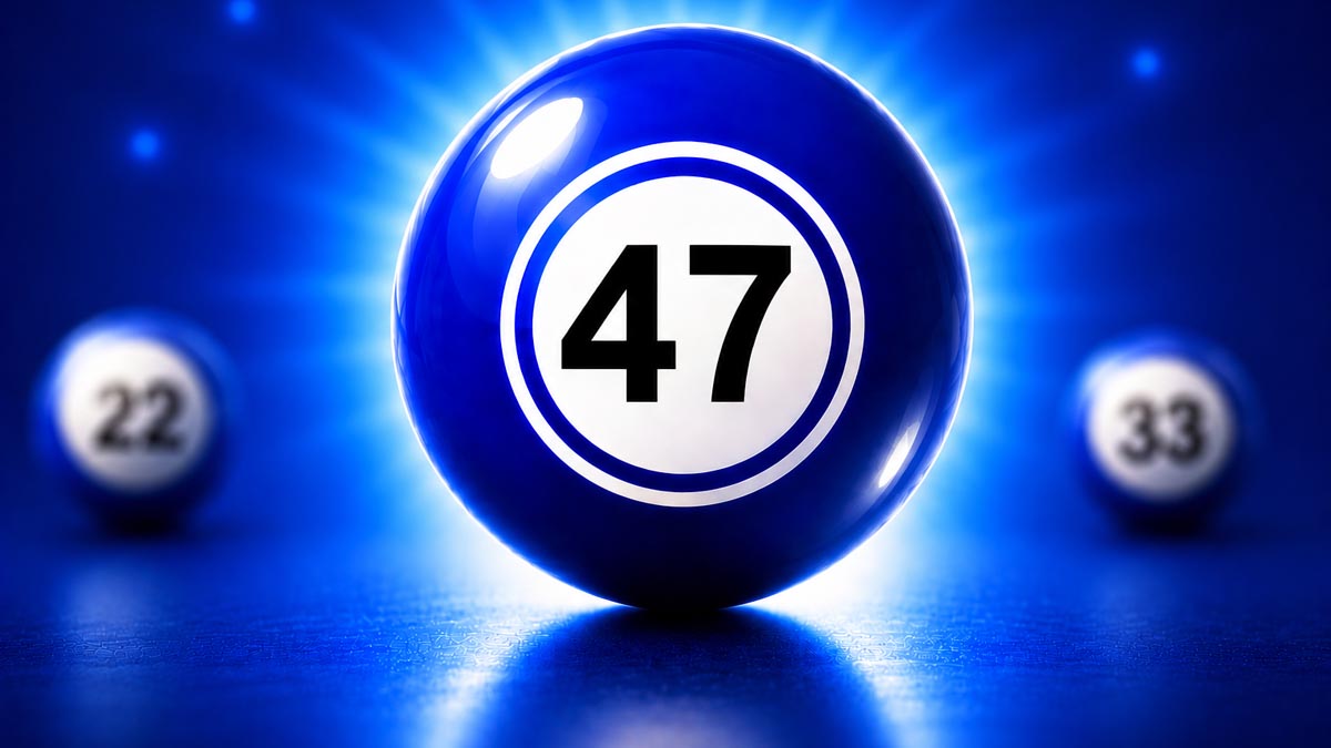 Bola de sorteio azul brilhante em destaque com o número 47 em preto no centro de um círculo branco