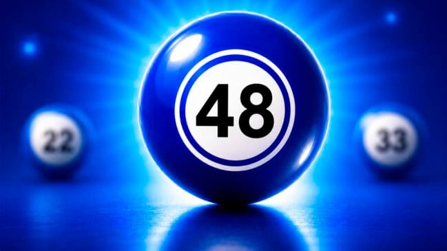 Bola de sorteio azul brilhante em destaque com o número 48 em preto no centro de um círculo branco