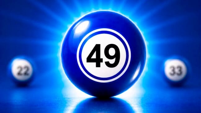Bola de sorteio azul brilhante em destaque com o número 49 em preto no centro de um círculo branco