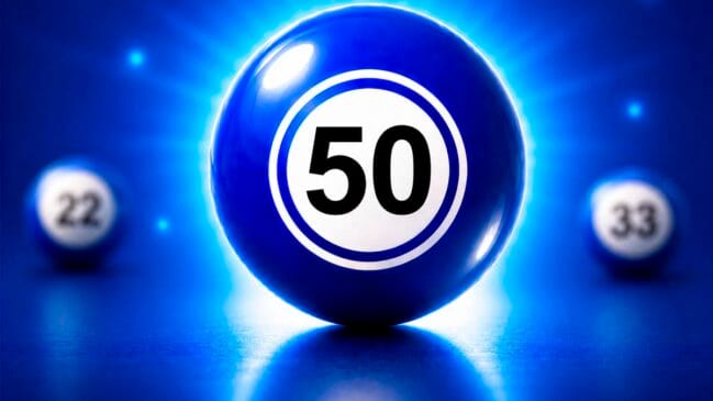 Bola de sorteio azul brilhante em destaque com o número 50 em preto no centro de um círculo branco