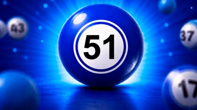 Bola de sorteio azul brilhante em destaque com o número 51 em preto no centro de um círculo branco
