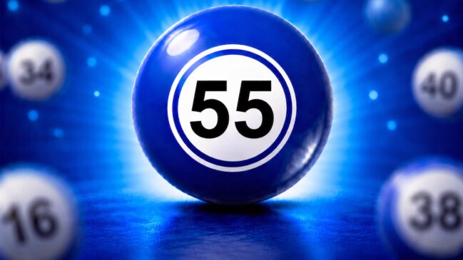 Bola de sorteio azul brilhante em destaque com o número 55 em preto no centro de um círculo branco