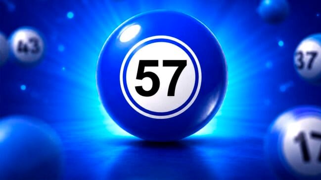 Bola de sorteio azul brilhante em destaque com o número 57 em preto no centro de um círculo branco