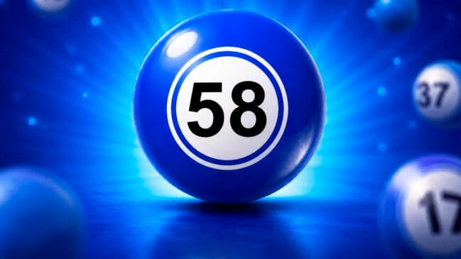 Bola de sorteio azul brilhante em destaque com o número 58 em preto no centro de um círculo branco