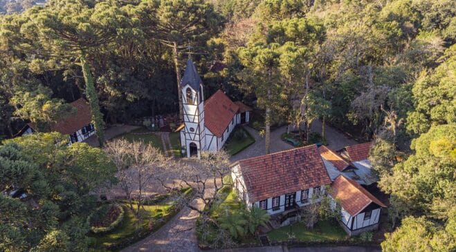 Parque Aldeia do Imigrante resgata os trajes e a arquitetura enxaimel dos primeiros colonizadores alemães.